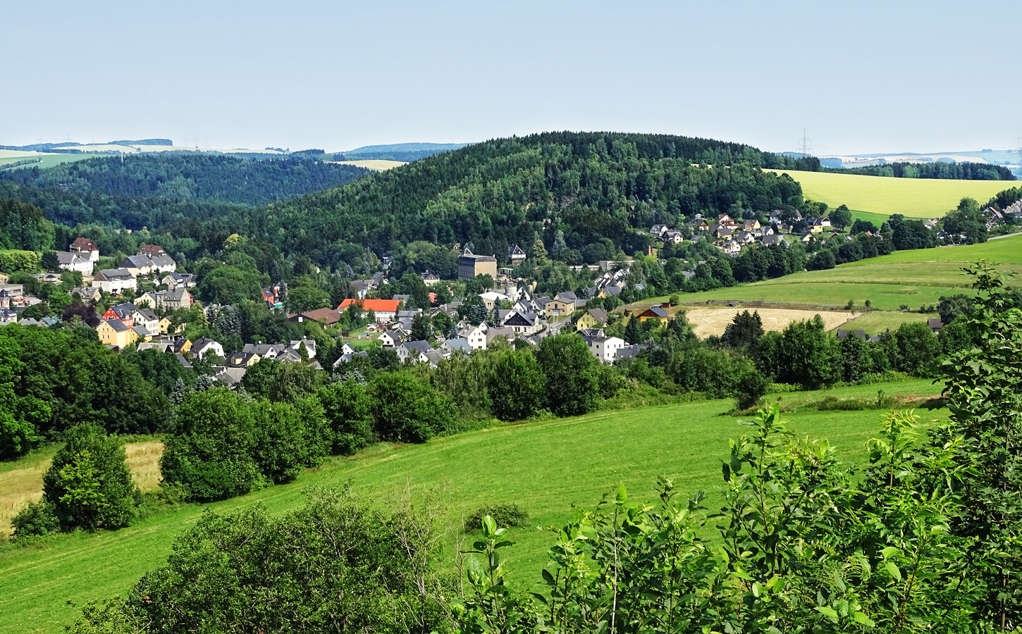 Blick über eine dörfliche Landschaft in Sachsen.