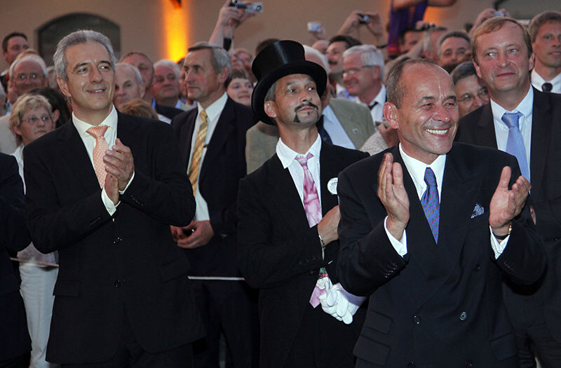 Sachsens Ministerpräsident Stanislaw Tillich und Bodo Finger (Präsident der Vereinigung der Sächsischen Wirtschaft e.V.) applaudieren bei der Vorstellung der neu gebauten Schmalspurlok I K Nr. 54.