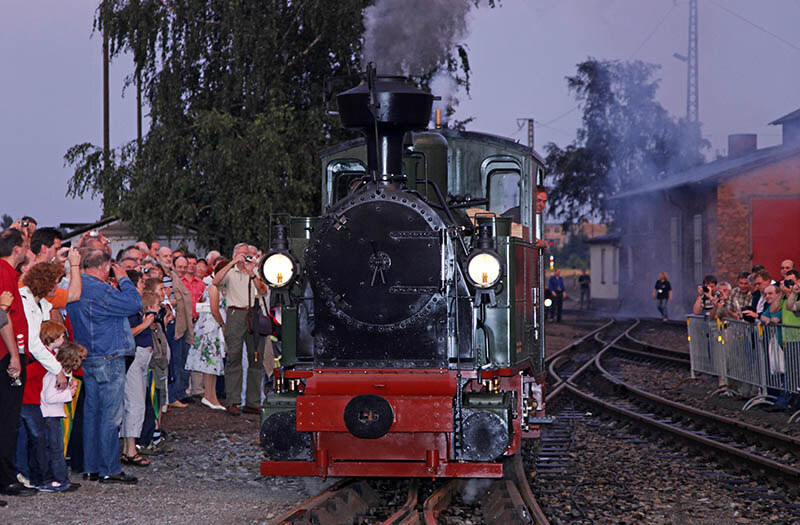 Besucher bestaunen die neu gebaute Schmalspurlok I K Nr. 54.