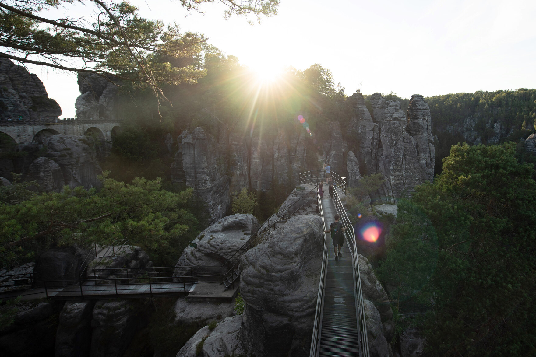 Die Sonne scheint über einem Felsen.