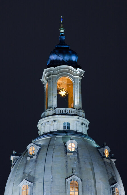 In der Dunkelheit leuchtet in der Kuppel der Dresdener Frauenkirche ein Herrnhuter Stern.