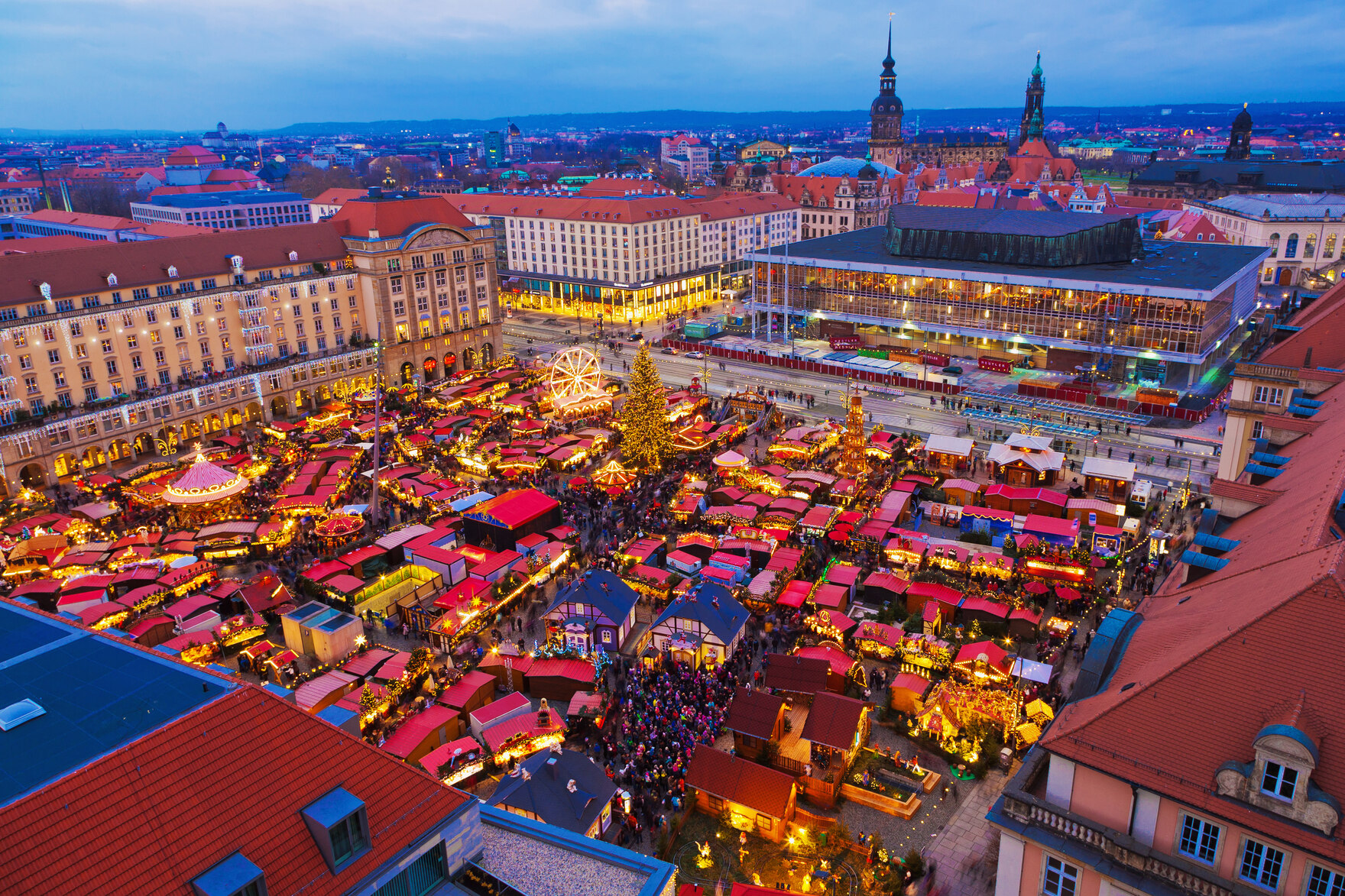 Blick über den abendlich beleuchteten Striezelmarkt.