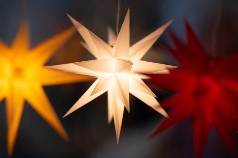 Drei Weihnachtssterne leuchten