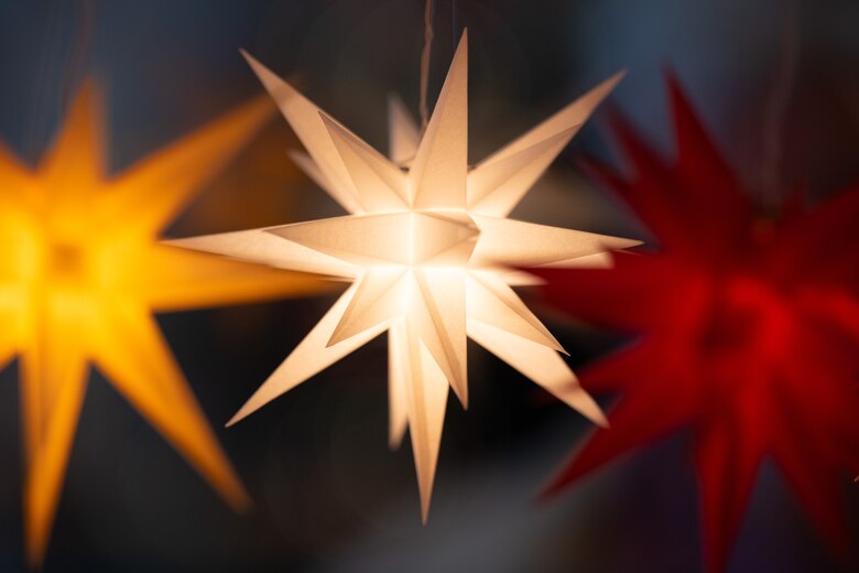 Drei Weihnachtssterne leuchten