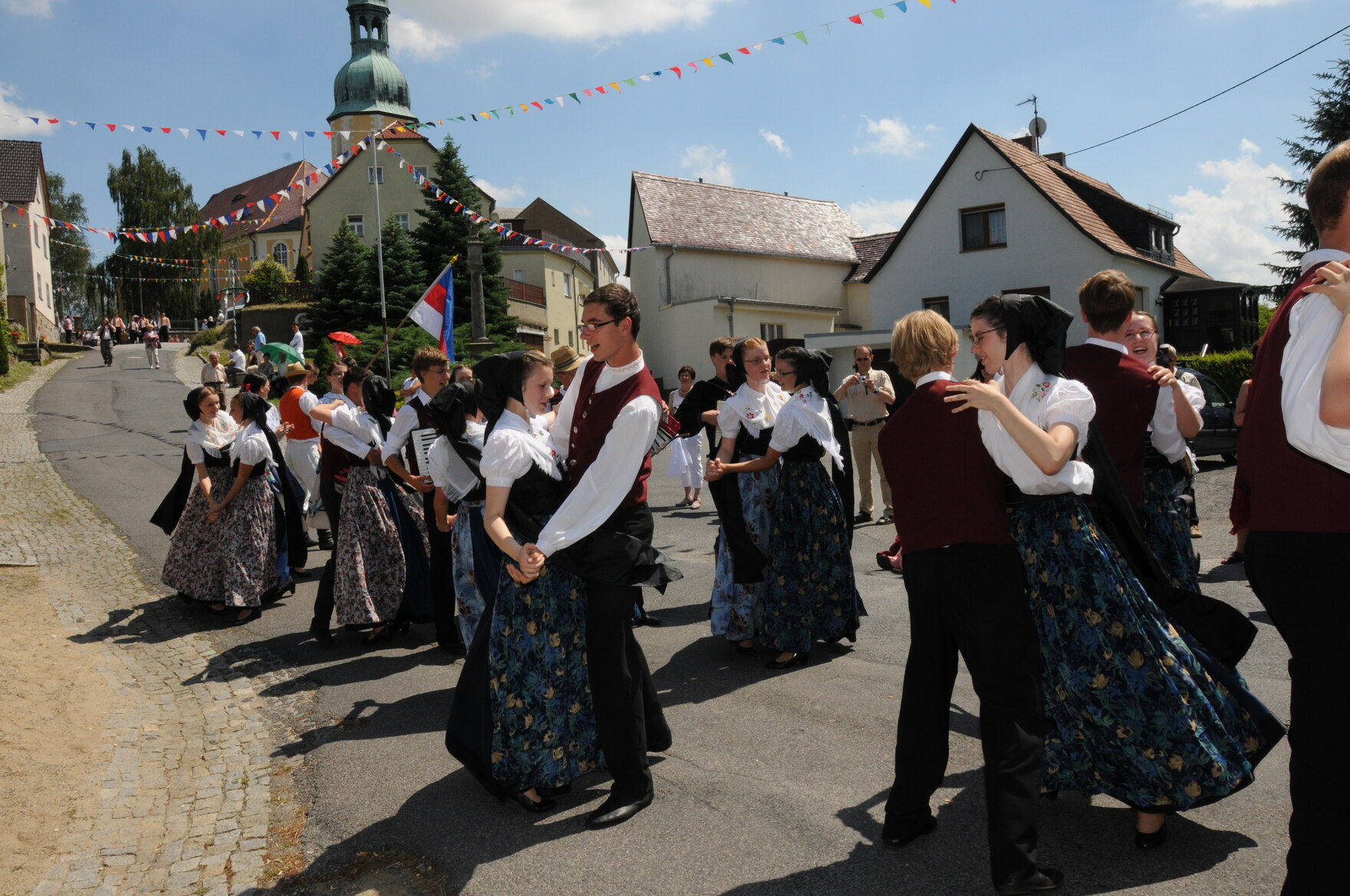 Sorbische Tänzer in traditioneller katholischer Tracht