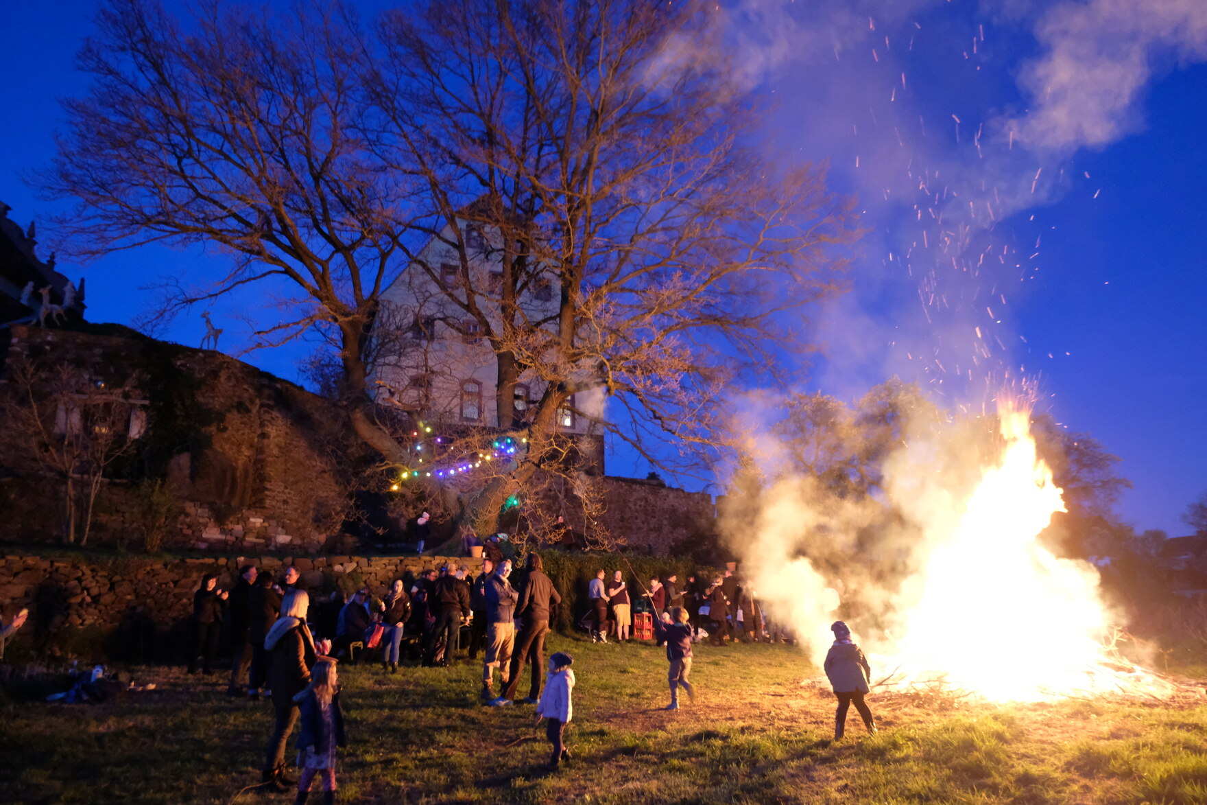 Ein großes Feuer brennt in der Nacht. 