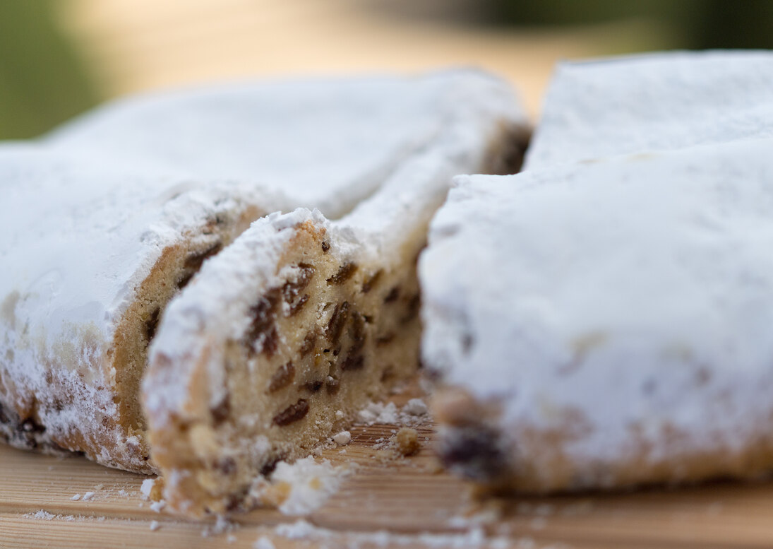 Ein angeschnittener Christstollen.
