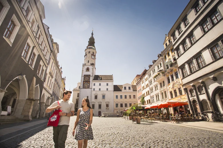 Ein junges Paar spaziert durch die Innenstadt.