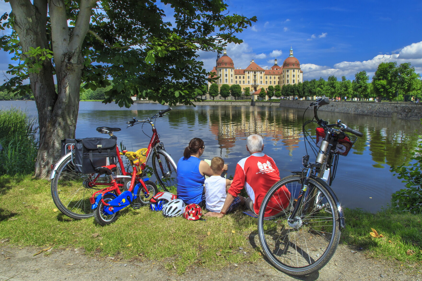 Eine Familie macht eine Radlerpause