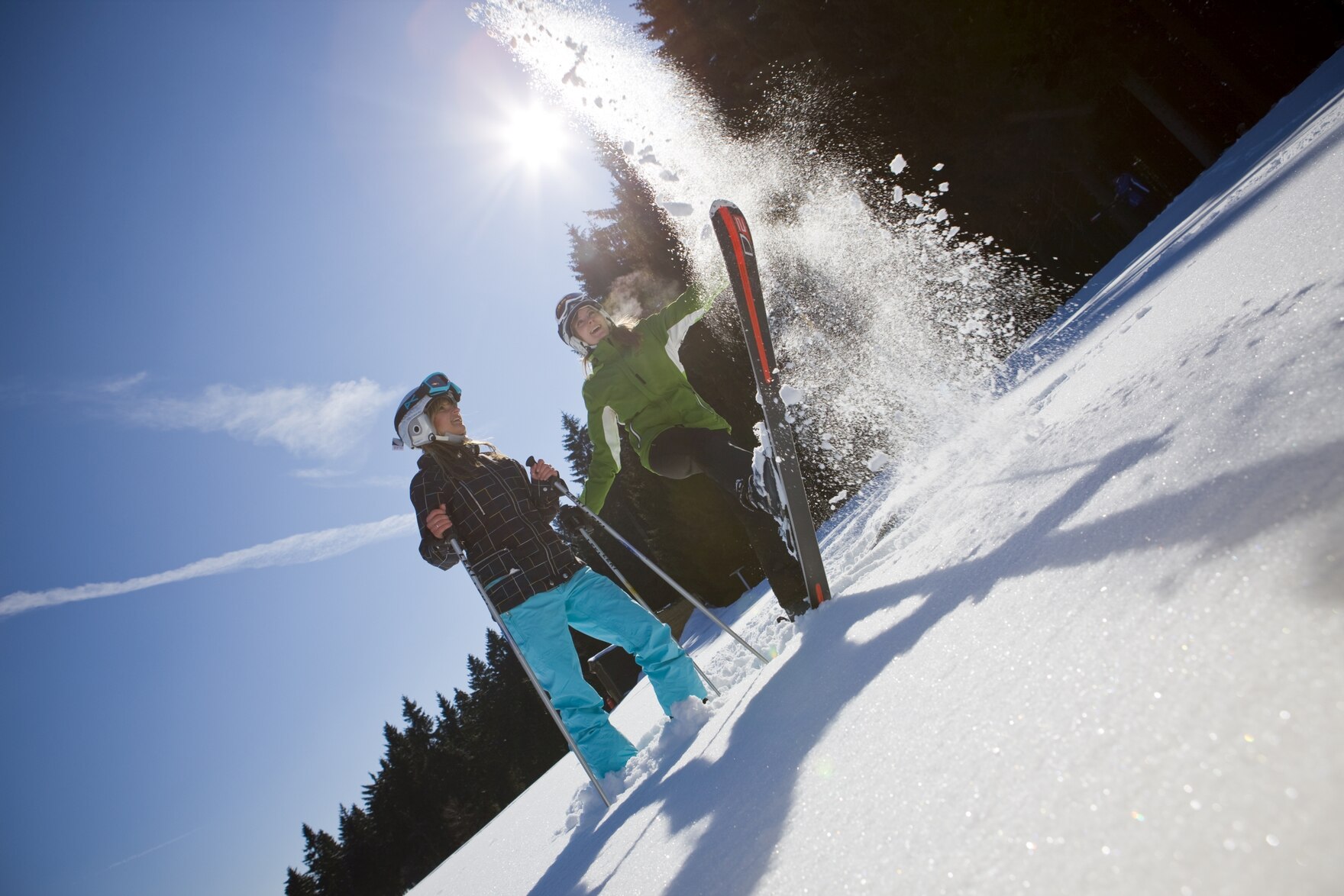 Zwei Personen beim Skifahren in der Winterlandschaft