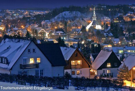 Blick über den abendlich erleuchteten Kurort Seiffen.