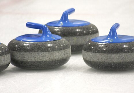 Curling-Steine liegen auf dem Eis.