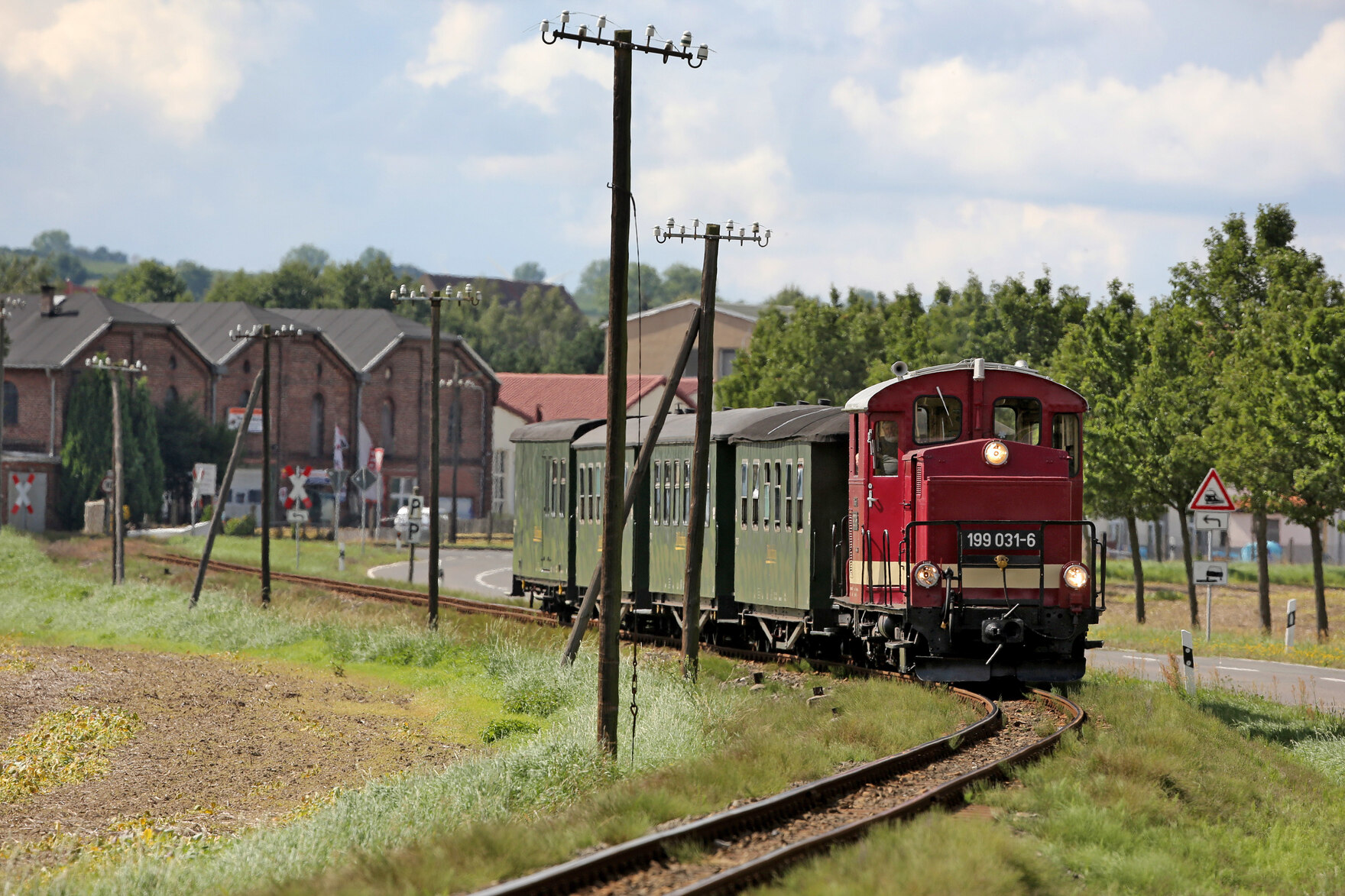 Schmalspurbahn schlängeln sich eine Siedlung.