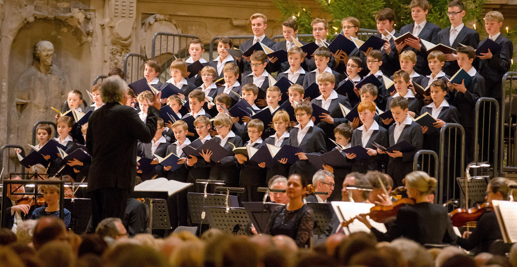 Knabenchor in festlich geschmückter Kirche.