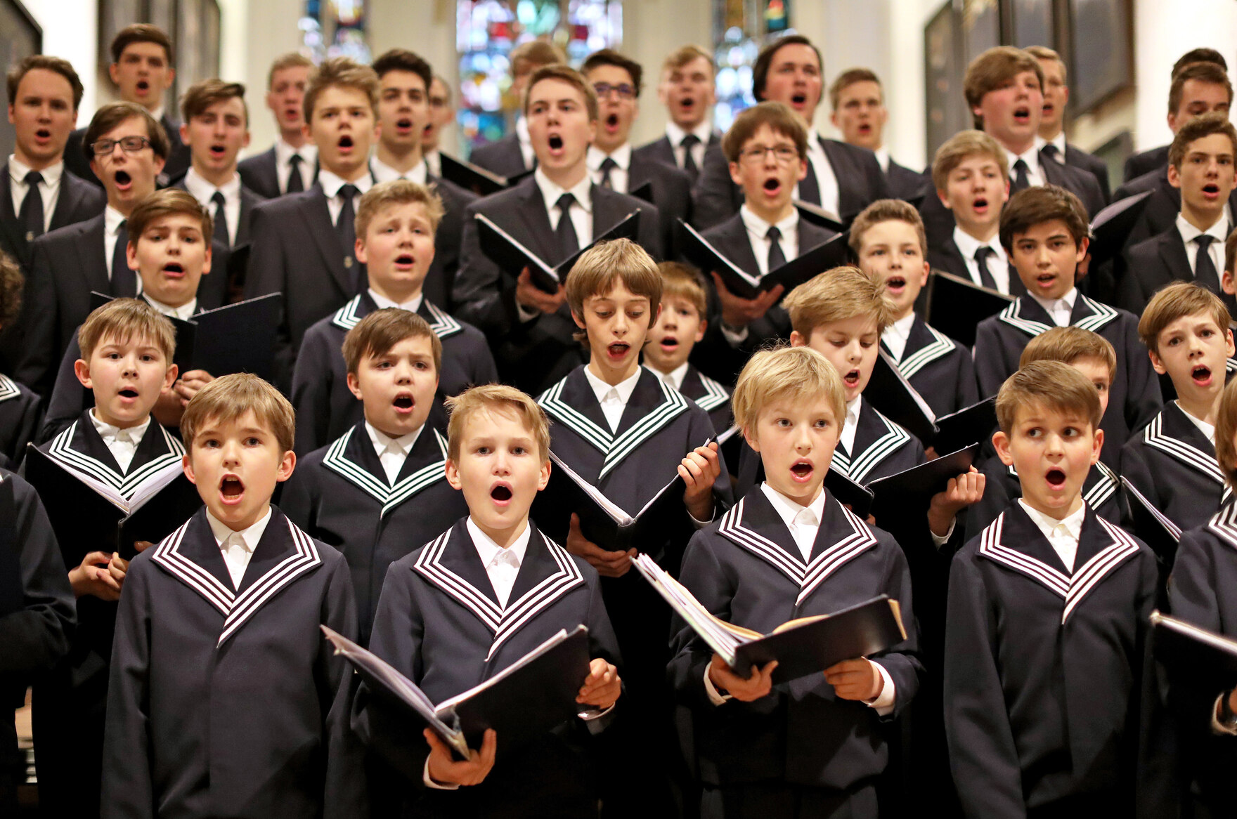 Die Sänger des Thomanerchores stehen aufsteigend nach dem Alter in den Chorreihen.