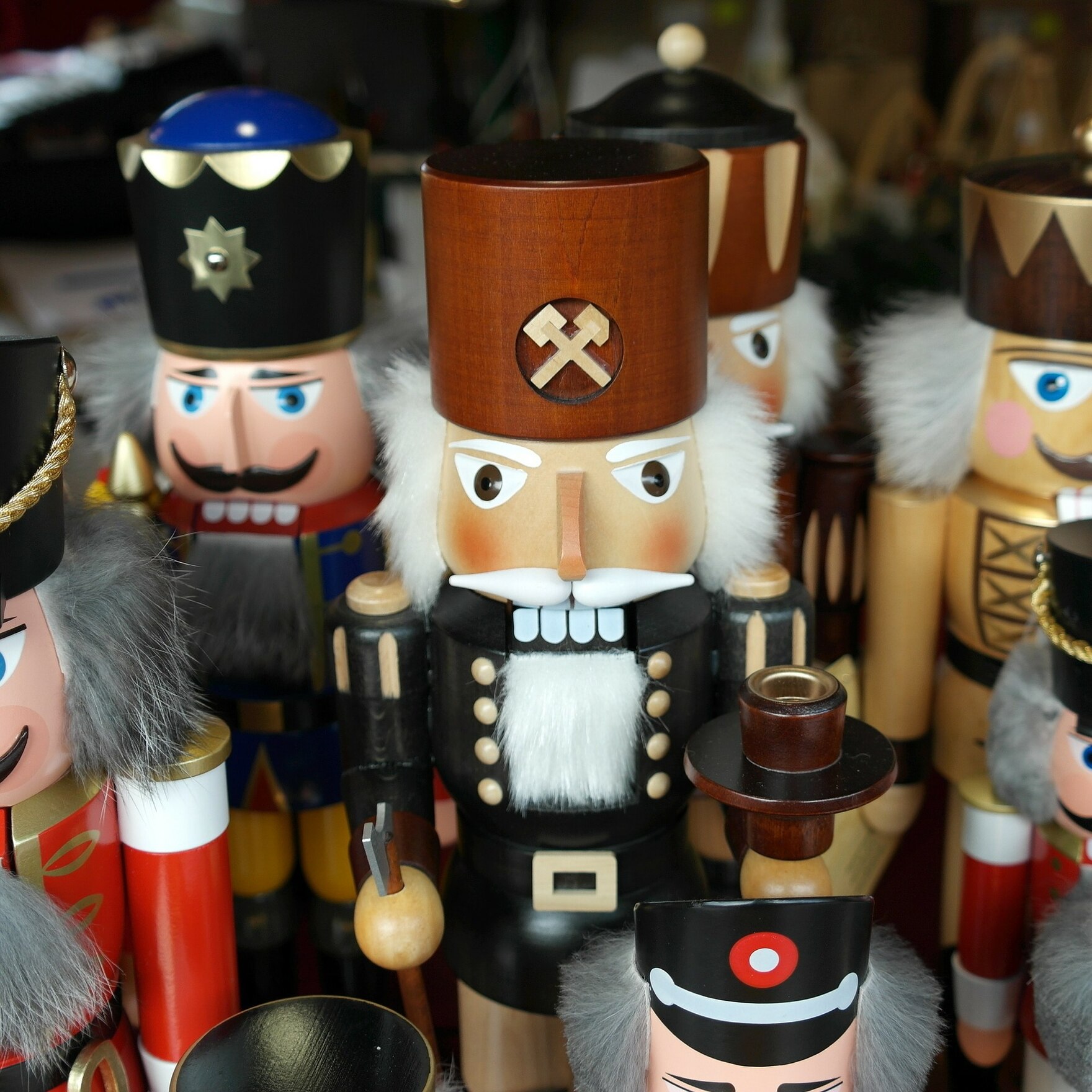 Eine Sammlung traditionell bemalter Nussknacker-Figuren.