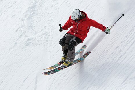 Einzelteile einer Skiausrüstung