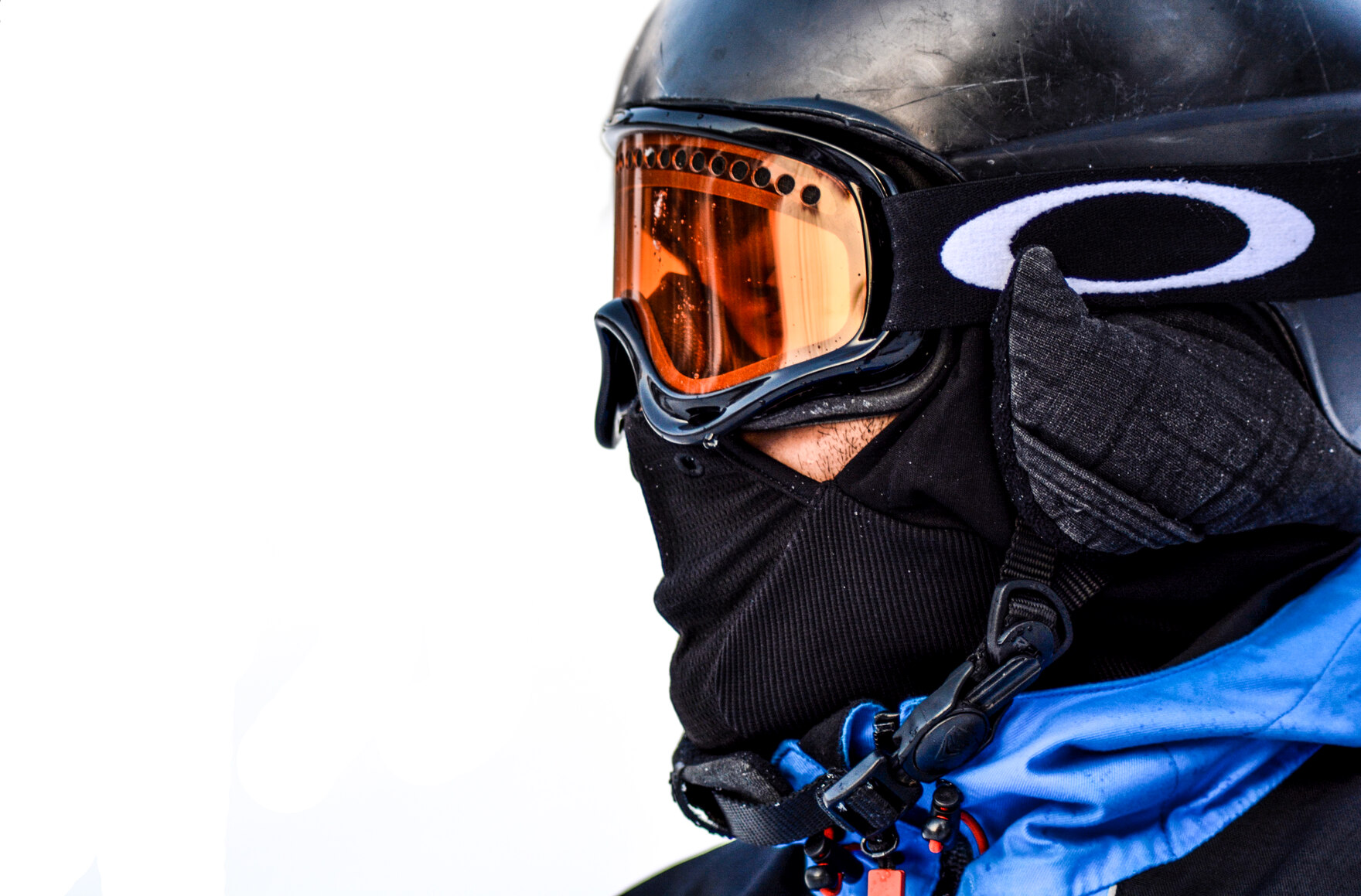 Ein Skifahrer mit Helm und Skibrille.