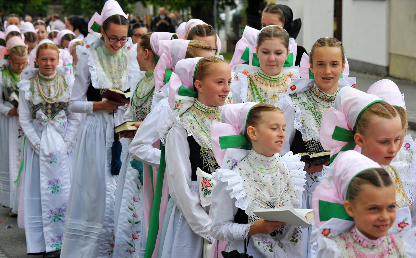 Mädchen in sorbischer Tracht führen eine Prozession an.