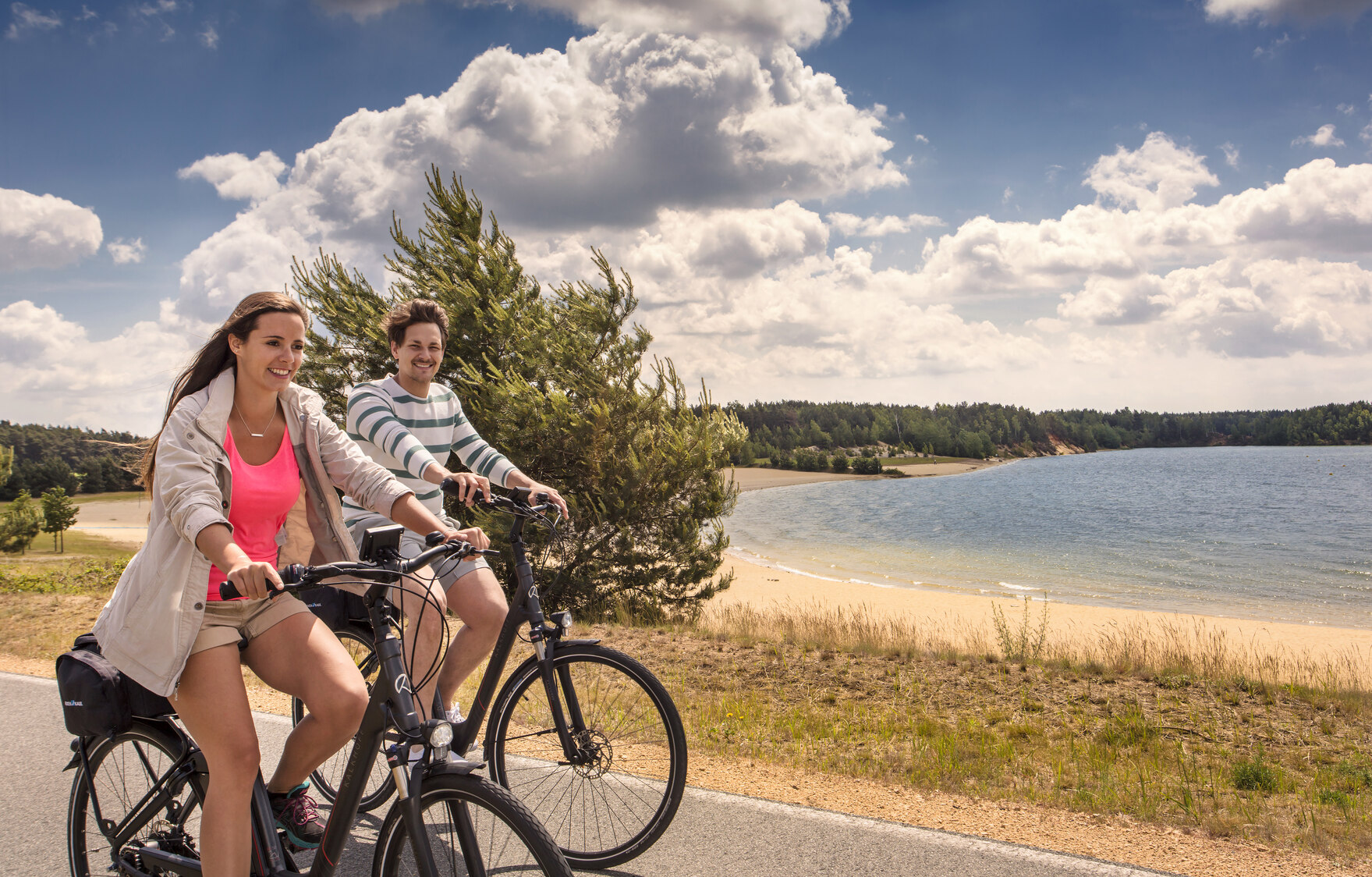 Ein Junges paar ist mit dem Fahrrad am Tagebausee unterwegs.